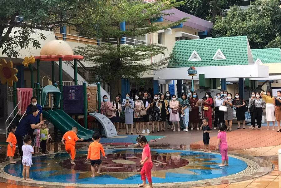 Các đại biểu quan sát hoạt động vui chơi của trẻ tại Hội thảo Chuyên đề “Xây dựng trường mầm non lấy trẻ làm trung tâm”.