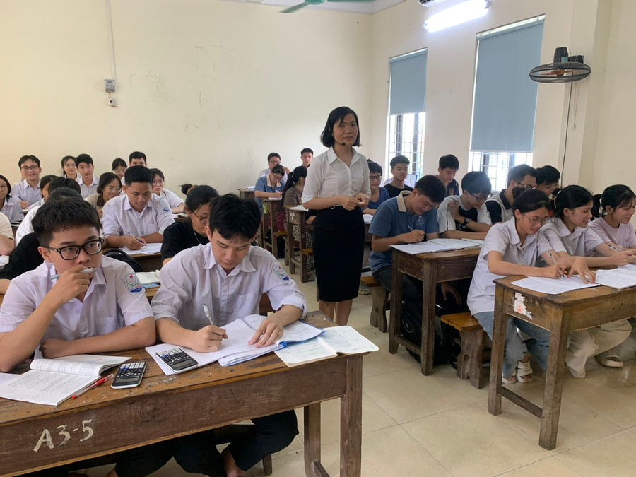 Sẵn sàng tâm thế tốt cho học sinh, các thầy cô giáo thể hiện tinh thần trách nhiệm cao. Sẵn sàng tâm thế tốt cho học sinh, các thầy cô giáo thể hiện tinh thần trách nhiệm cao.