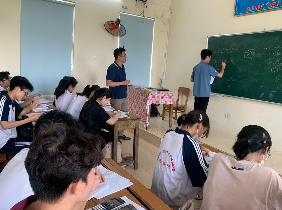 Một buổi bồi dưỡng kiến thức cho học sinh dự thi tốt nghiệp của Trường THPT C Kim Bảng. Một buổi bồi dưỡng kiến thức cho học sinh dự thi tốt nghiệp của Trường THPT C Kim Bảng.