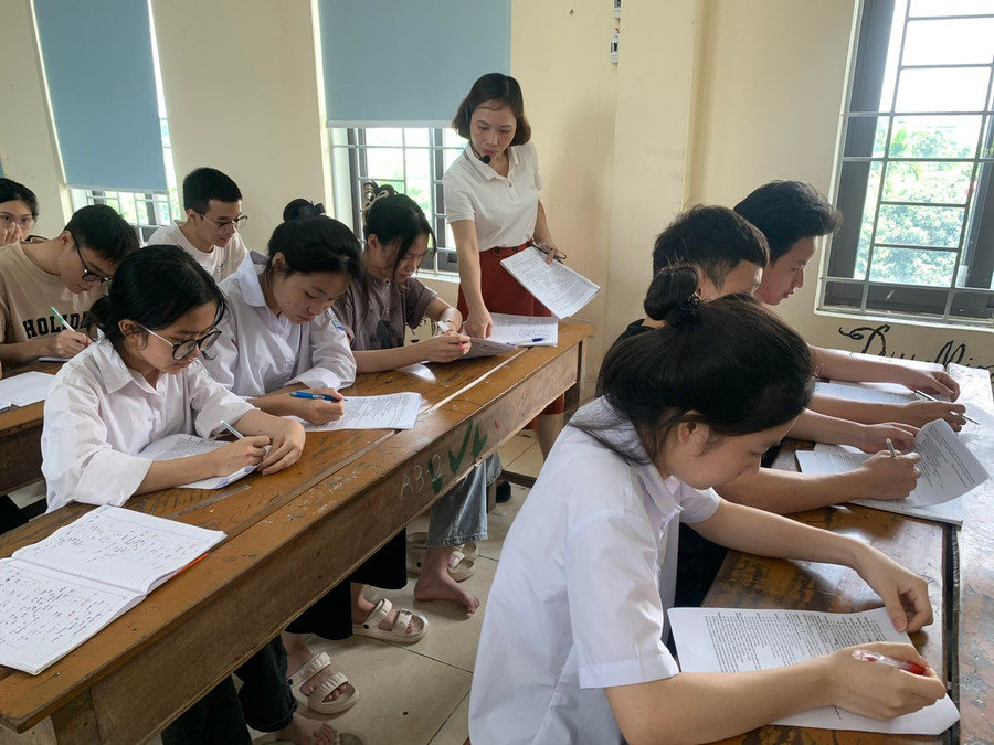 Các thầy cô giáo giúp học sinh có tâm thế tốt nhất để bước vào kỳ thi tốt nghiệp THPT. Các thầy cô giáo giúp học sinh có tâm thế tốt nhất để bước vào kỳ thi tốt nghiệp THPT.