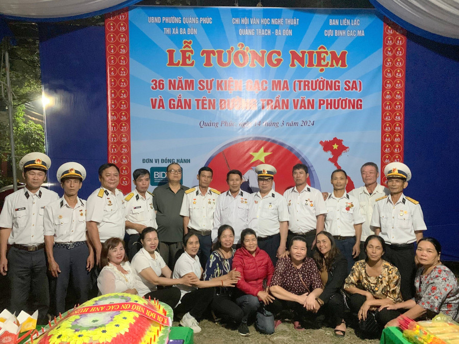 Các cựu binh và thân nhân tham gia lễ tưởng niệm các liệt sĩ hy sinh tại Gạc Ma. Các cựu binh và thân nhân tham gia lễ tưởng niệm các liệt sĩ hy sinh tại Gạc Ma.