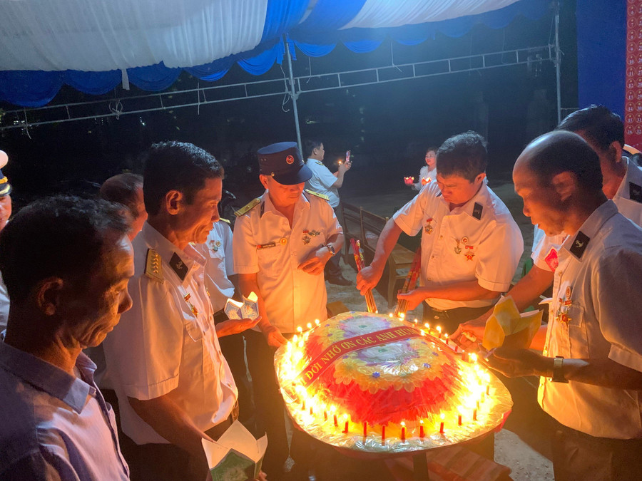 Bè hoa mang dòng chữ "Đời đời nhớ ơn các anh hùng, liệt sĩ". Bè hoa mang dòng chữ "Đời đời nhớ ơn các anh hùng, liệt sĩ".