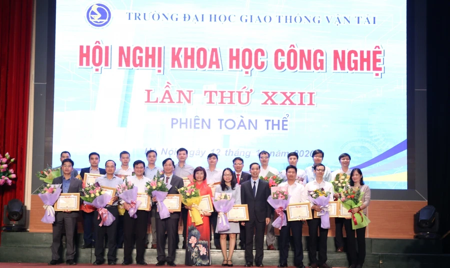 Trao thưởng cho các cá nhân có thành tích trong 2 năm qua