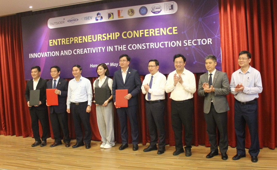 Trong khuôn khổ của chương trình đã diễn lễ ký kết giữa các trường với doanh nghiệp trong lĩnh vực xây dựng. Trong khuôn khổ của chương trình đã diễn lễ ký kết giữa các trường với doanh nghiệp trong lĩnh vực xây dựng.