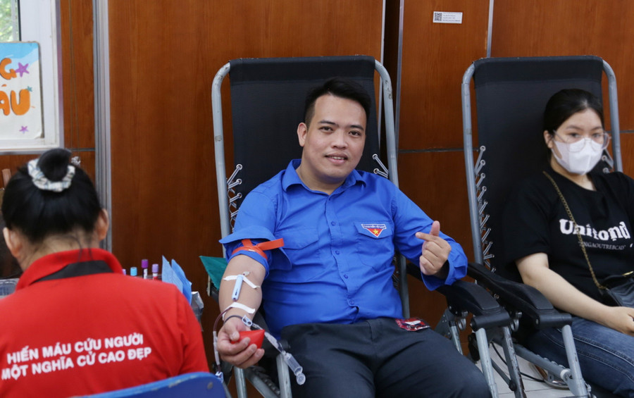 ThS Lê Mạnh Hùng – Bí thư Đoàn Thanh niên hiến máu. ThS Lê Mạnh Hùng – Bí thư Đoàn Thanh niên hiến máu.