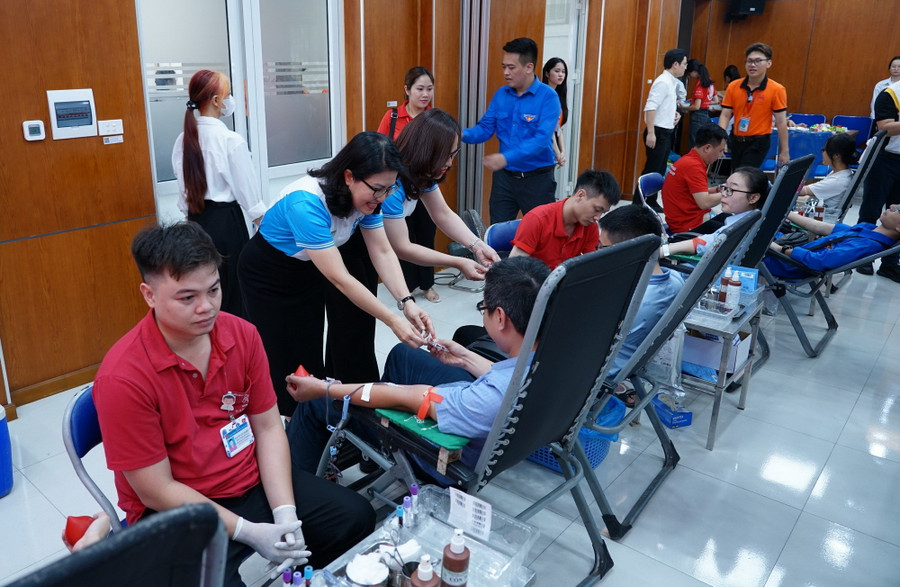 PGS.TS Nguyễn Mai Hương, Bí thư Đảng ủy - Chủ tịch Hội đồng Trường ĐH Mở Hà Nội đến động viên các cán bộ, giảng viên, sinh viên tham gia hiến máu. PGS.TS Nguyễn Mai Hương, Bí thư Đảng ủy - Chủ tịch Hội đồng Trường ĐH Mở Hà Nội đến động viên các cán bộ, giảng viên, sinh viên tham gia hiến máu.