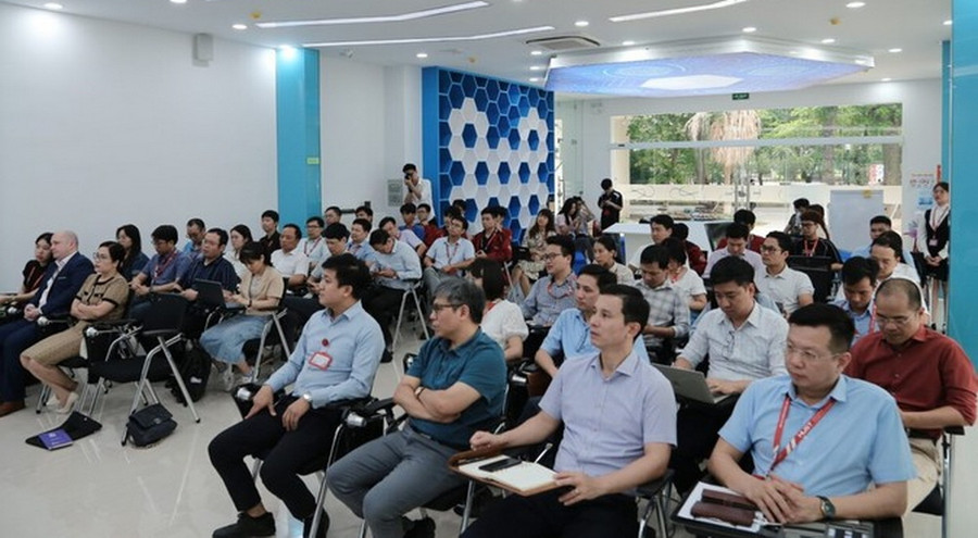 Các khách mời, chuyên gia, diễn giả và giảng viên tham gia hội thảo. Ảnh: Trần Trang. Các khách mời, chuyên gia, diễn giả và giảng viên tham gia hội thảo. Ảnh: Trần Trang.