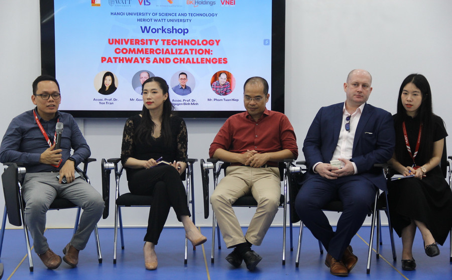 Từ trái qua phải PGS.TS Nguyễn Bình Minh, PGS.TS Trần Yến, ông Phạm Tuấn Hiệp, ông Gavin Leonard chia sẻ tại hội thảo. Từ trái qua phải PGS.TS Nguyễn Bình Minh, PGS.TS Trần Yến, ông Phạm Tuấn Hiệp, ông Gavin Leonard chia sẻ tại hội thảo.