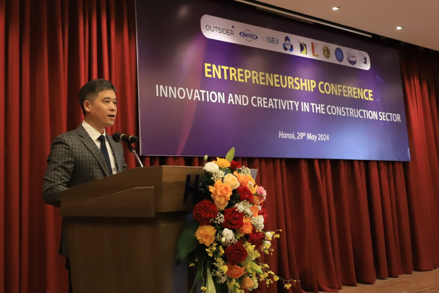 PGS.TS Hoàng Tùng – Hiệu trưởng Trường ĐH Xây dựng Hà Nội phát biểu tại chương trình. PGS.TS Hoàng Tùng – Hiệu trưởng Trường ĐH Xây dựng Hà Nội phát biểu tại chương trình.