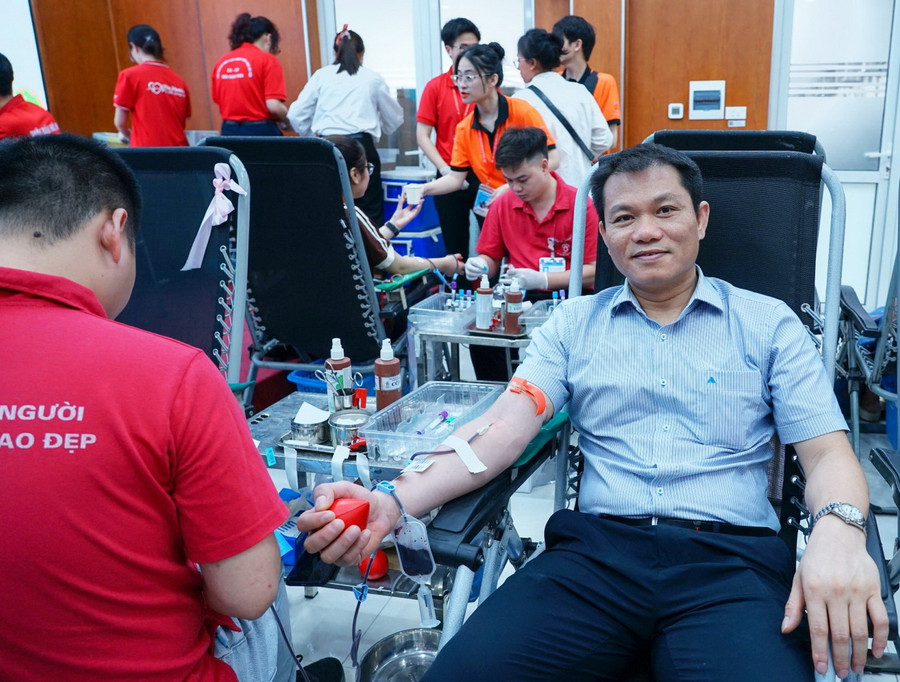 TS Bùi Thanh Sơn - Phó Hiệu trưởng tham gia hiến máu. TS Bùi Thanh Sơn - Phó Hiệu trưởng tham gia hiến máu.