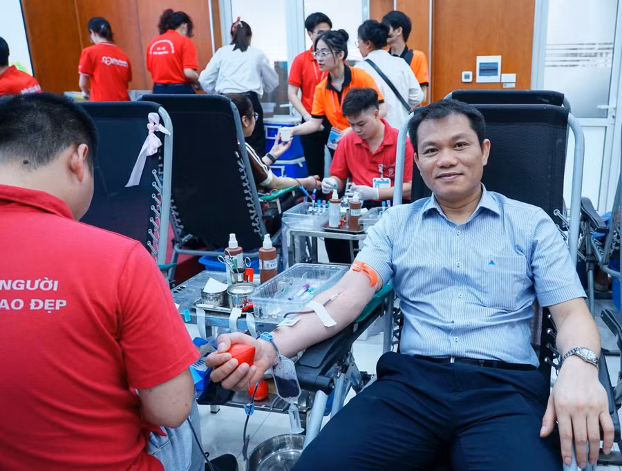 TS Bùi Thanh Sơn - Phó Hiệu trưởng tham gia hiến máu.