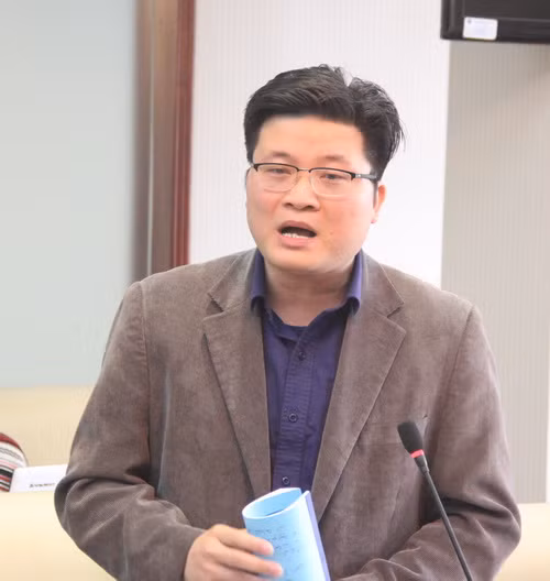 TS. Trần Bá Trình phát biểu tại buổi tọa đàm