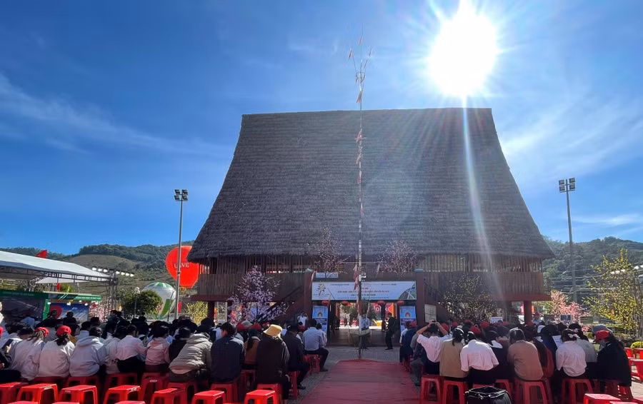 Học sinh Tu Mơ Rông tham dự Chương trình “Ngày hội việc làm”.