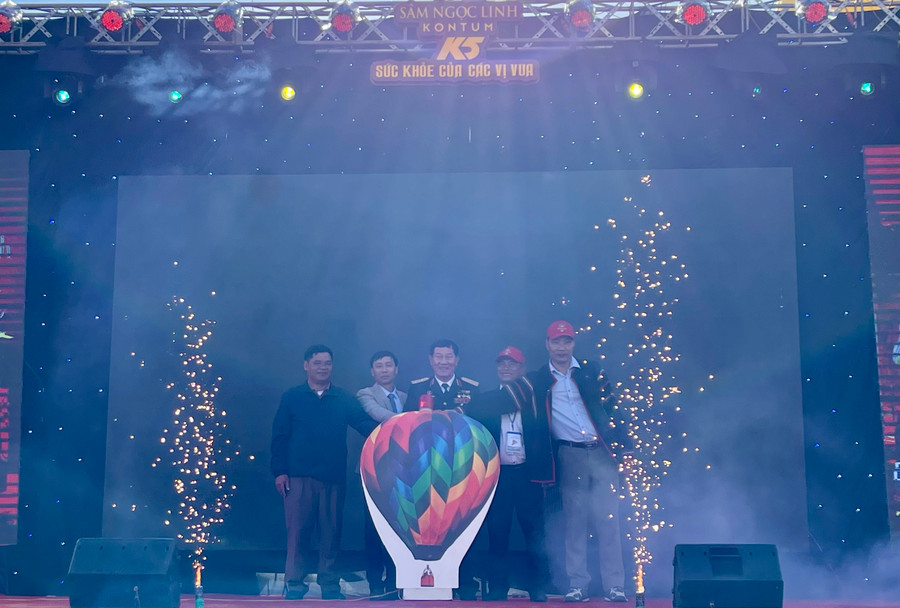 Khai mạc lễ hội “Khinh khí cầu bay về đại ngàn” tại huyện Tu Mơ Rông. Khai mạc lễ hội “Khinh khí cầu bay về đại ngàn” tại huyện Tu Mơ Rông.