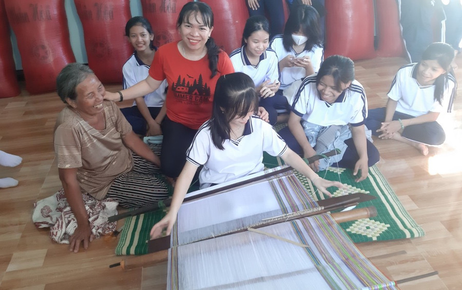 Học sinh thành phố Kon Tum trải nghiệm dệt thổ cẩm.