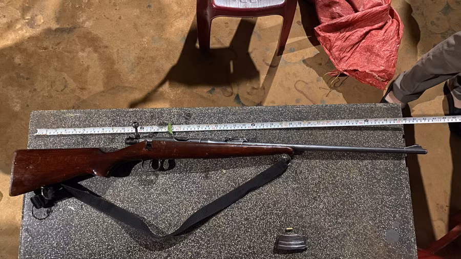 Khẩu súng tự chế mà Nguyễn Sỹ Lộc đã dùng để bắn nạn nhân H. (Ảnh: VKS) 