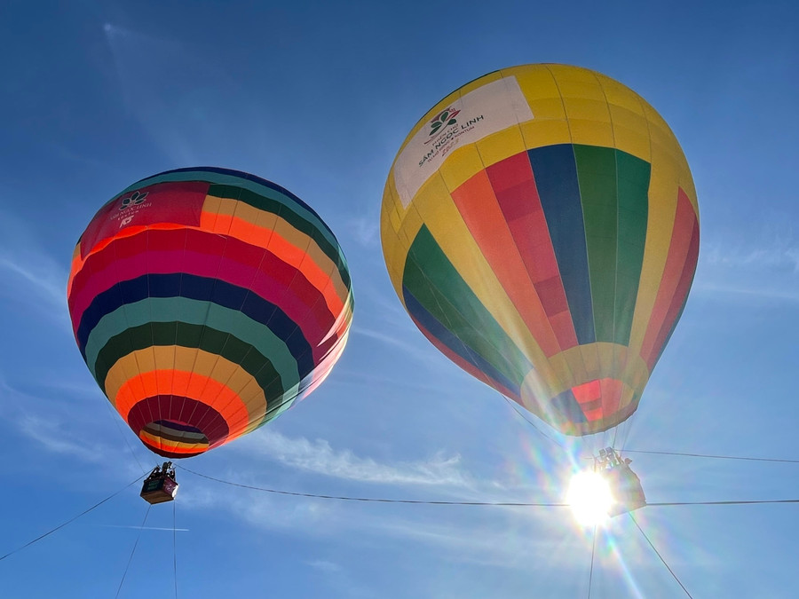 Khinh khí cầu bay trên bầu trời ở vùng đất sâm Ngọc Linh. Khinh khí cầu bay trên bầu trời ở vùng đất sâm Ngọc Linh.