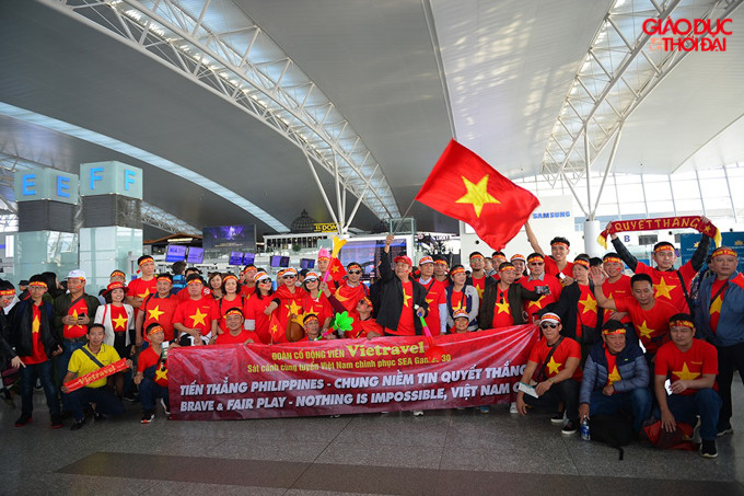 Hàng trăm cổ động viên Việt Nam nô nức lên đường sang Philippines để cổ vũ đội tuyển U22.