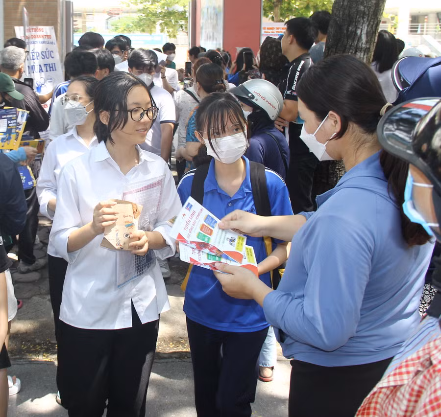 Nhiều cơ sở đào tạo "tiếp thị" đến thí sinh ngay sau khi các em bước ra trường thi - Kỳ thi tốt nghiệp THPT năm 2023.