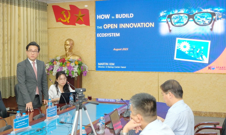 Chuyên gia chia sẻ tại khóa tập huấn, đào tạo. Chuyên gia chia sẻ tại khóa tập huấn, đào tạo.