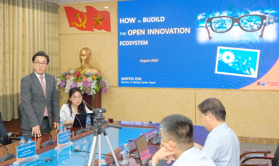 Chuyên gia chia sẻ tại khóa tập huấn, đào tạo.