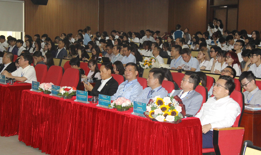 Các đại biểu và đông đảo sinh viên tham dự hội thảo.