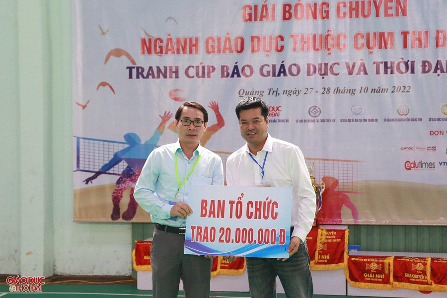 Trưởng Văn phòng đại diện Báo GD&amp;TĐ khu vực Bắc Trung Bộ trao biển hỗ trợ Ngành Giáo dục Quảng Trị.