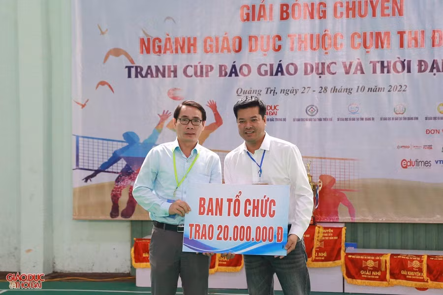 Trưởng Văn phòng đại diện Báo GD&amp;TĐ khu vực Bắc Trung Bộ trao biển hỗ trợ Ngành Giáo dục Quảng Trị.