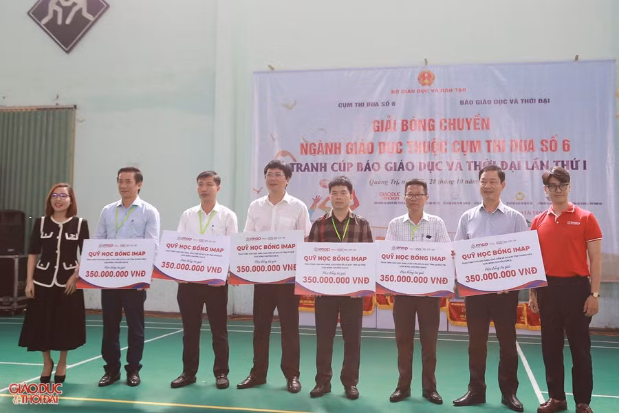 Đại diện Công ty Cổ phần GD&amp;ĐT IMAP Việt Nam trao quỹ học bổng đến Sở GD&amp;ĐT 6 tỉnh Bắc Trung Bộ.
