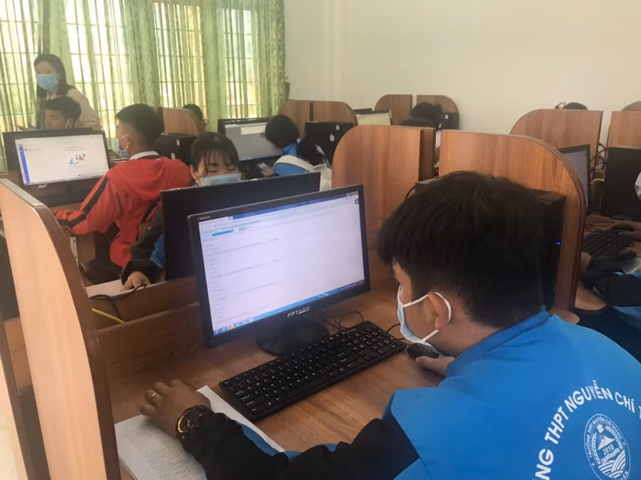 Học sinh trường THPT Nguyễn Chí Thanh, huyện Lắk ôn tập và thi thử qua Online (ảnh: Quang Định)