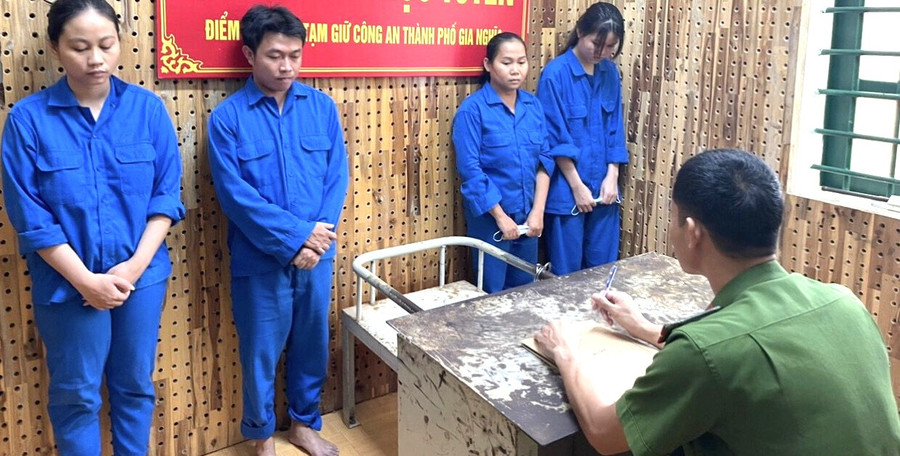 Các đối tượng trong vụ án tại cơ quan Công an (ảnh: MQ). Các đối tượng trong vụ án tại cơ quan Công an (ảnh: MQ).