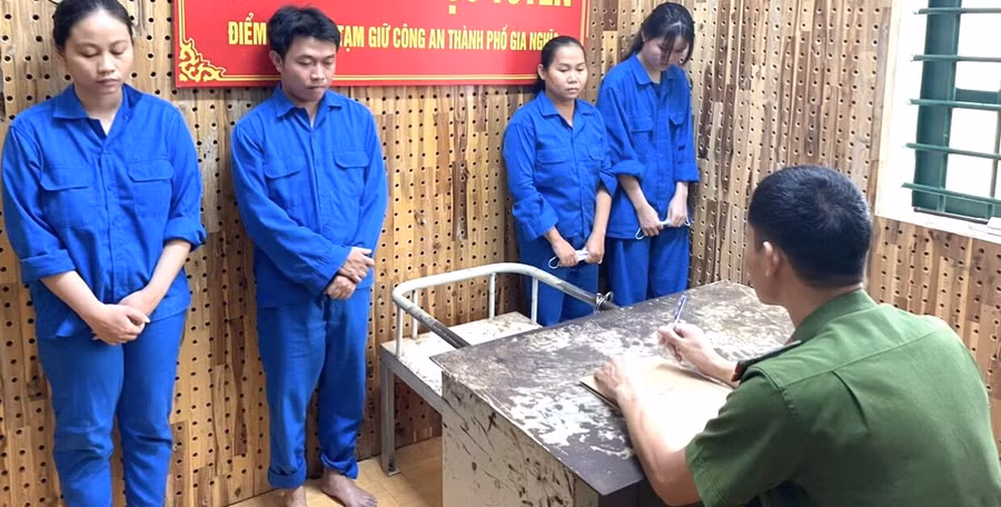 Các đối tượng trong vụ án tại cơ quan Công an (ảnh: MQ).