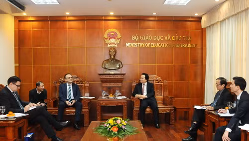 Bộ trưởng Phùng Xuân Nhạ tiếp thân mật ông Goshin Vladimir - Đại sứ đặc mệnh toàn quyền Cộng hòa Belarus.