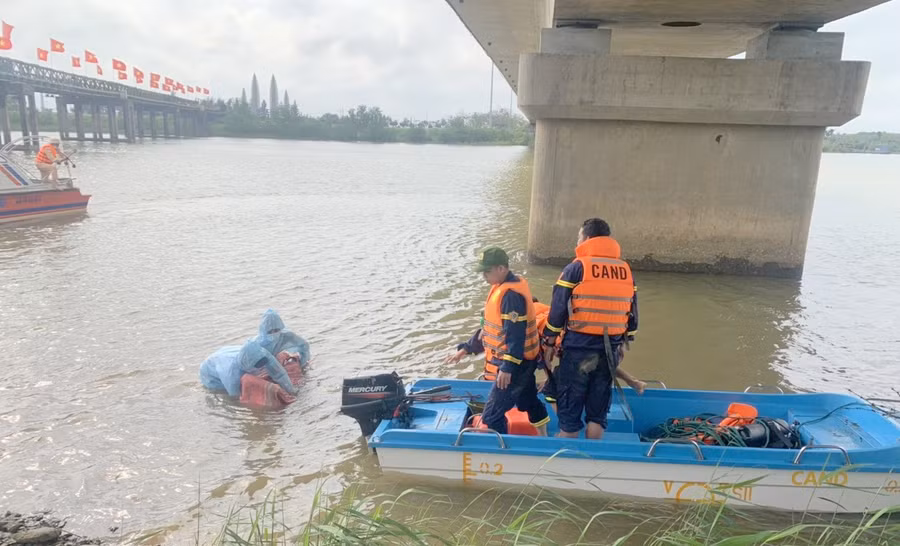 Lực lượng chức năng phát hiện thi thể nạn nhân.