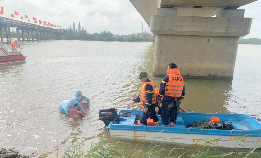 Lực lượng chức năng phát hiện thi thể nạn nhân.