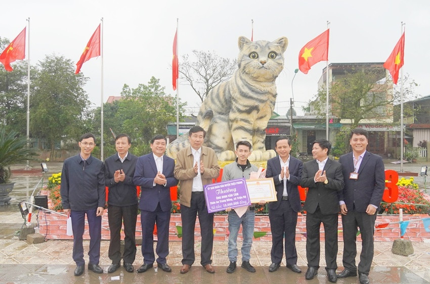 Lãnh đạo huyện Triệu Phong khen thưởng nghệ nhân tạo ra tượng mèo. (Ảnh: Tiến Nhất). Lãnh đạo huyện Triệu Phong khen thưởng nghệ nhân tạo ra tượng mèo. (Ảnh: Tiến Nhất).