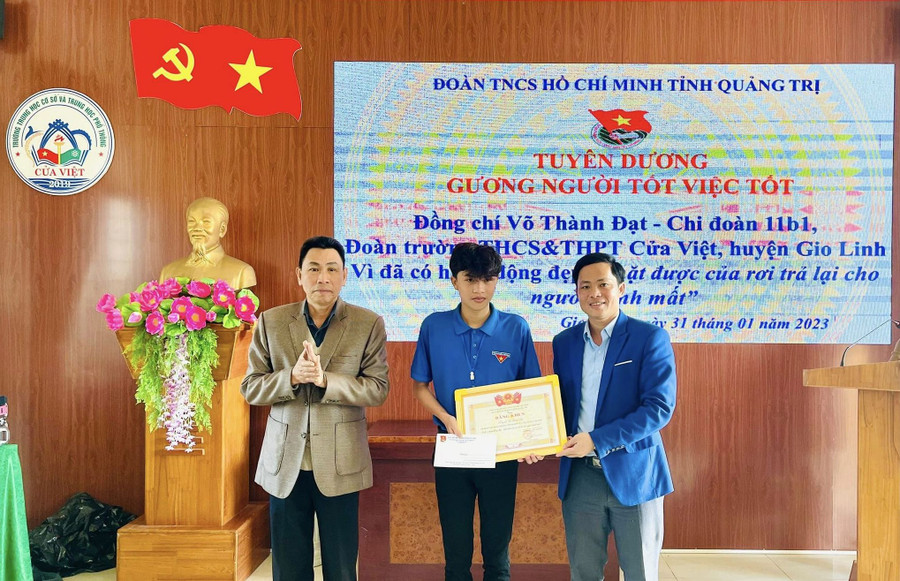Lãnh đạo Huyện đoàn Gio Linh tặng Bằng khen của Tỉnh đoàn Quảng Trị tuyên dương nam sinh trả lại tiền cho bạn học. (Ảnh: H. Quân). Lãnh đạo Huyện đoàn Gio Linh tặng Bằng khen của Tỉnh đoàn Quảng Trị tuyên dương nam sinh trả lại tiền cho bạn học. (Ảnh: H. Quân).