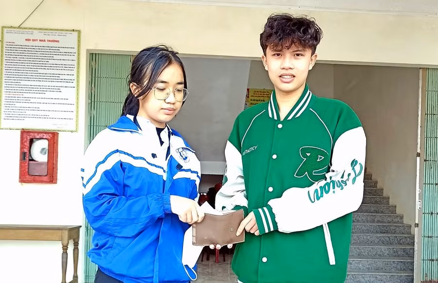 Nam sinh trả lại 15 triệu đồng nữ sinh cùng trường làm mất. (Ảnh: L.T).