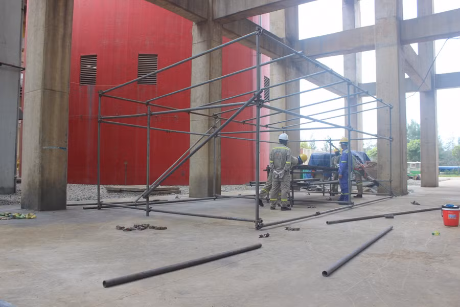 Xậy dựng lán trại phục vụ cho đại tu Tổ máy số 2