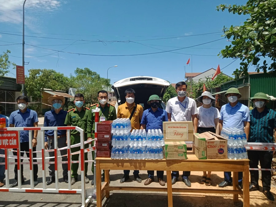 Chi hội Văn phòng Đại diện và Phóng viên thường trú tại Hà Tĩnh đã trao 400 suất ăn miễn phí cho các khu cách ly tại Hà Tĩnh. 