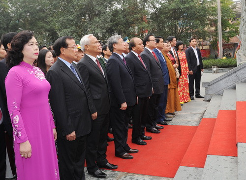 Thủ tướng Nguyễn Xuân Phúc và các đại biểu trước Tượng đài Hoàng đế Quang Trung