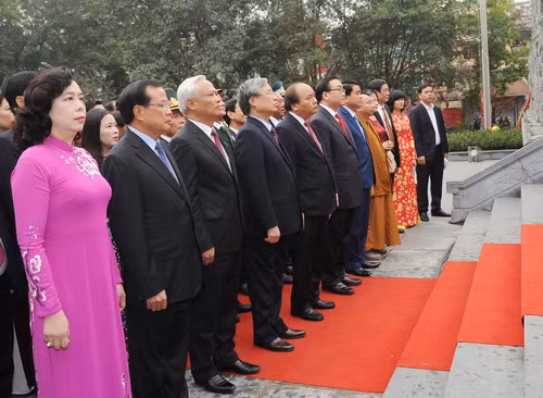 Thủ tướng Nguyễn Xuân Phúc và các đại biểu trước Tượng đài Hoàng đế Quang Trung