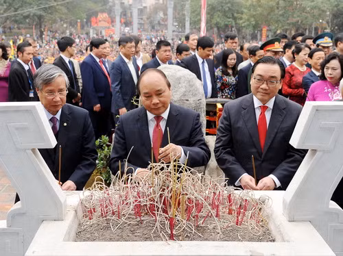 Thủ tướng Nguyễn Xuân Phúc và các đại biểu dâng hương, hoa tại Tượng đài Hoàng đế Quang Trung