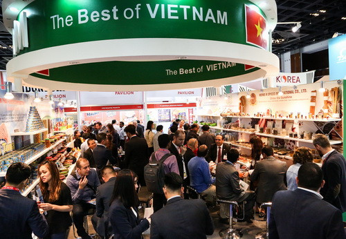 Gian hàng Việt Nam luôn đông khách. Gian hàng Việt Nam luôn đông khách.
