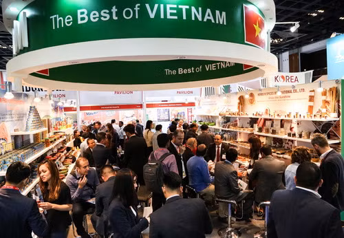 Gian hàng Việt Nam luôn đông khách.