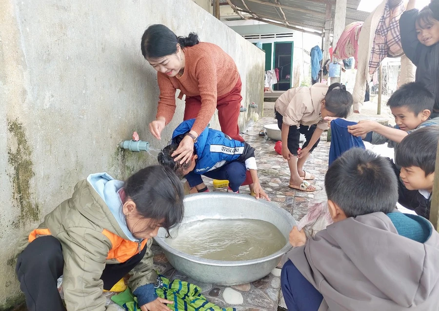 Cô Nguyễn Thị Phượng, Hiệu trưởng Trường Tiểu học Sơn Lang chăm lo cho học sinh như con của mình.