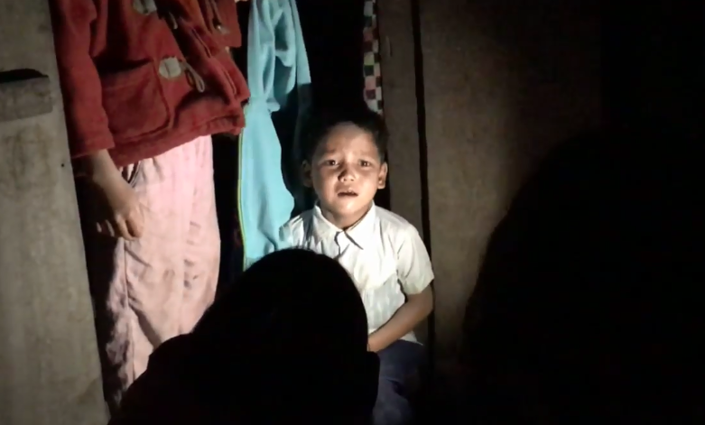 Giáo viên đến từng nhà vận động học sinh ra lớp vào buổi tối, nhưng nhiều em khóc hay bỏ chạy chẳng chịu đi. Giáo viên đến từng nhà vận động học sinh ra lớp vào buổi tối, nhưng nhiều em khóc hay bỏ chạy chẳng chịu đi.