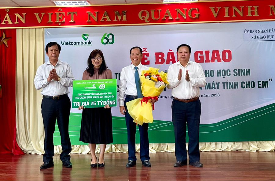 Lễ bàn giao thiết bị máy tính bảng cho học sinh theo chương trình “Sóng và máy tính cho em”. Lễ bàn giao thiết bị máy tính bảng cho học sinh theo chương trình “Sóng và máy tính cho em”.