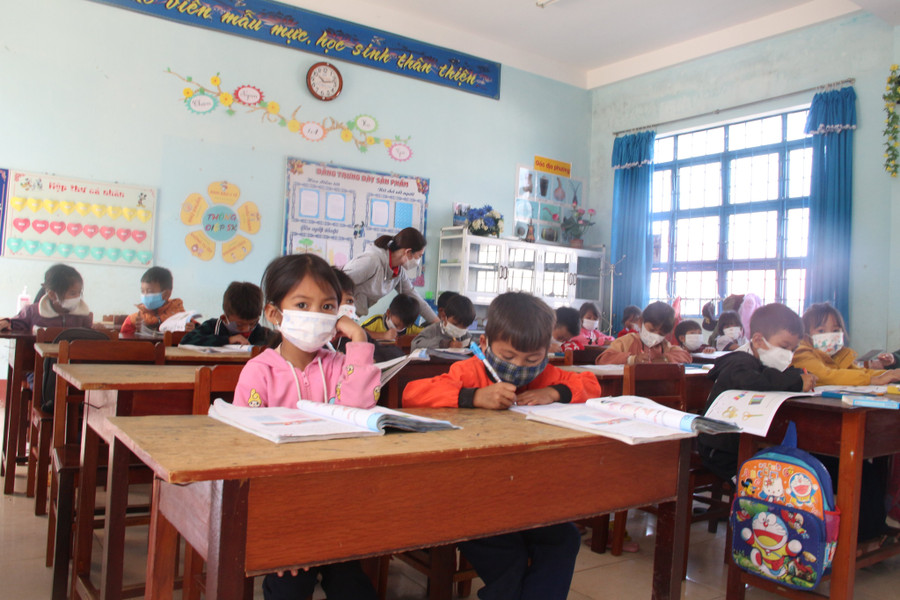 Giáo viên và học sinh Trường Tiểu học Sơn Lang vẫn còn nhiều khó khăn. Giáo viên và học sinh Trường Tiểu học Sơn Lang vẫn còn nhiều khó khăn.