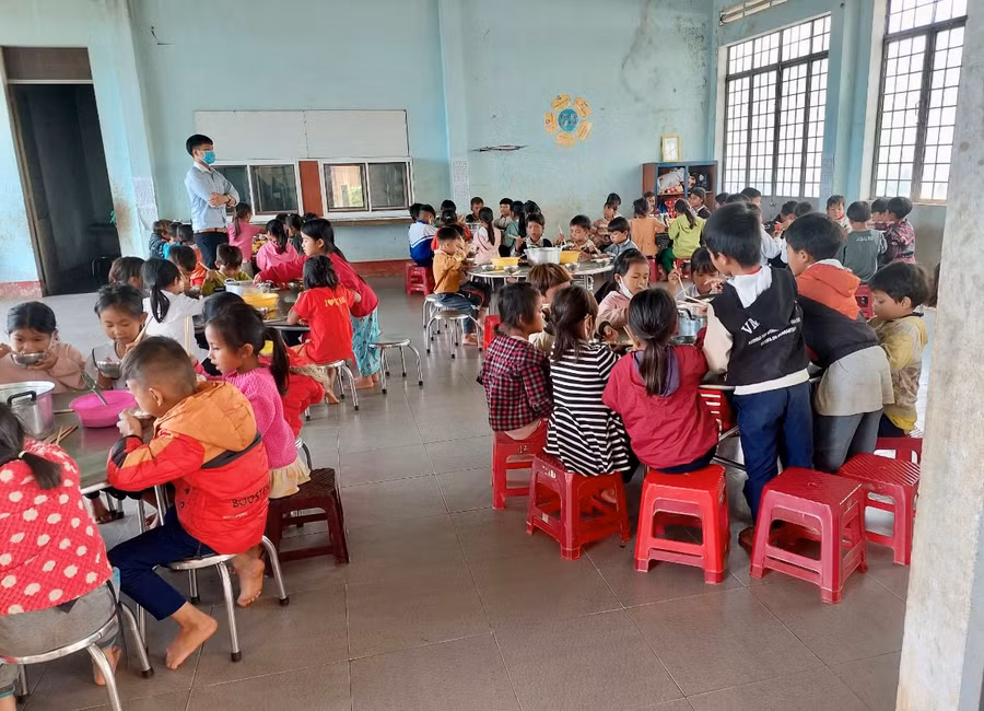 130 học sinh của Trường Tiểu học Sơn Lang ở lại bán trú nhờ sự hỗ trợ từ Dự án "Nuôi em".